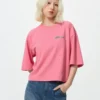 Babymonster UT Cropped Graphic T-shirt til kvinder