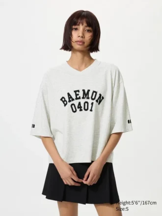 Babymonster UT kort T-shirt med grafisk print til kvinder | V-hals