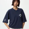 Babymonster UT kort T-shirt med grafisk print til kvinder | V-hals