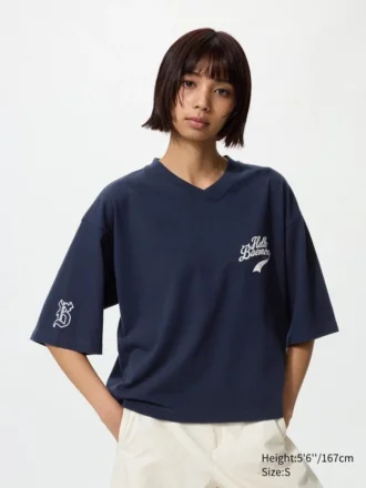 Babymonster UT kort T-shirt med grafisk print til kvinder | V-hals