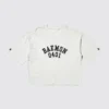 Babymonster UT kort T-shirt med grafisk print til kvinder | V-hals