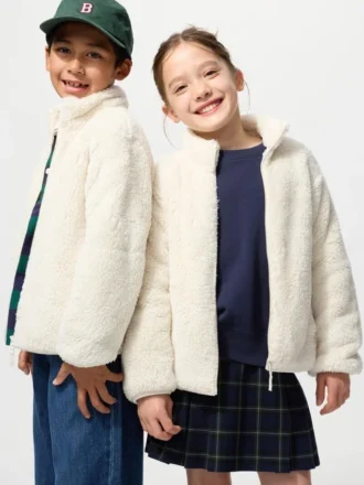 Børnejakke i fluffy fleece med gennemgående lynlås