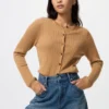 Kort ribstrikket cardigan i merinould for kvinder