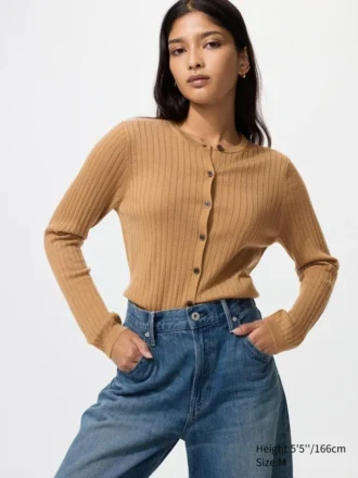 Kort ribstrikket cardigan i merinould for kvinder