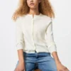 Kort ribstrikket cardigan i merinould for kvinder