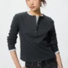 Ribbet Henley-T-shirt til kvinder